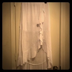 Medium, White ruffled gauzy high-low skirt.